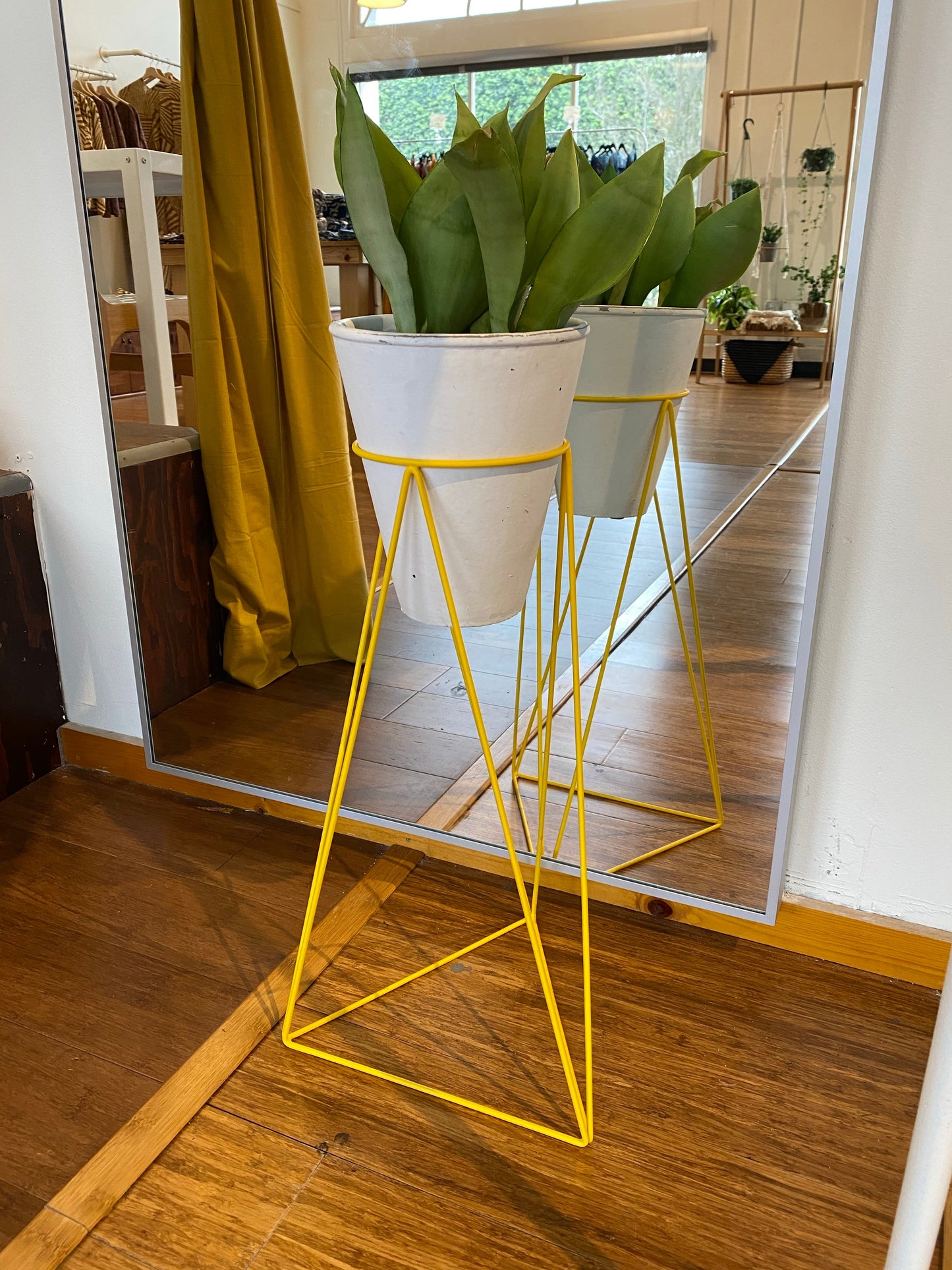 Tri Quad 22" Plant Stand