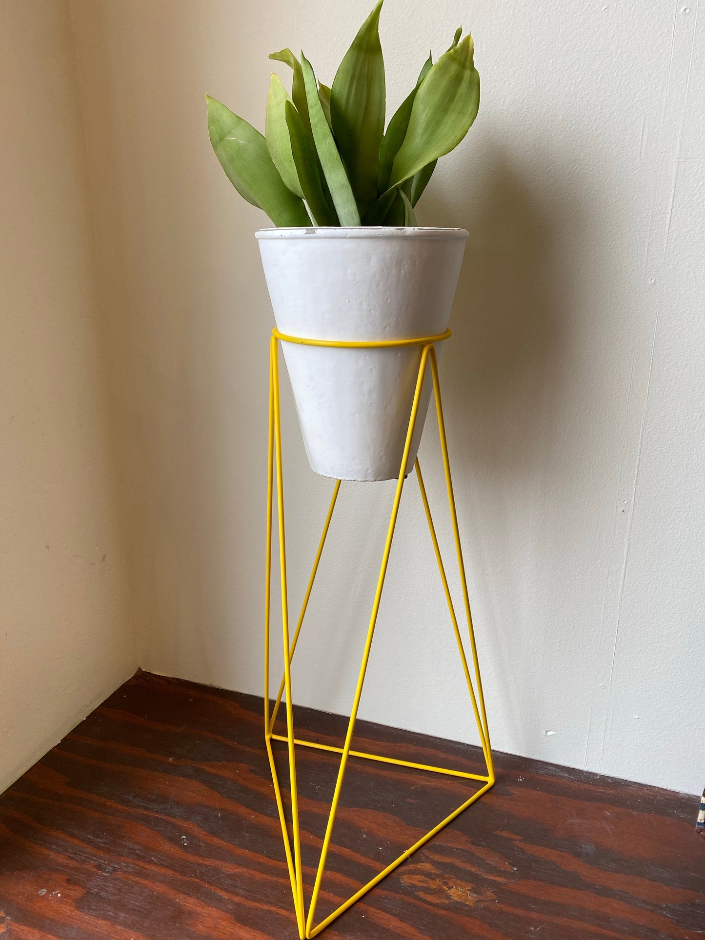 Tri Quad 22" Plant Stand